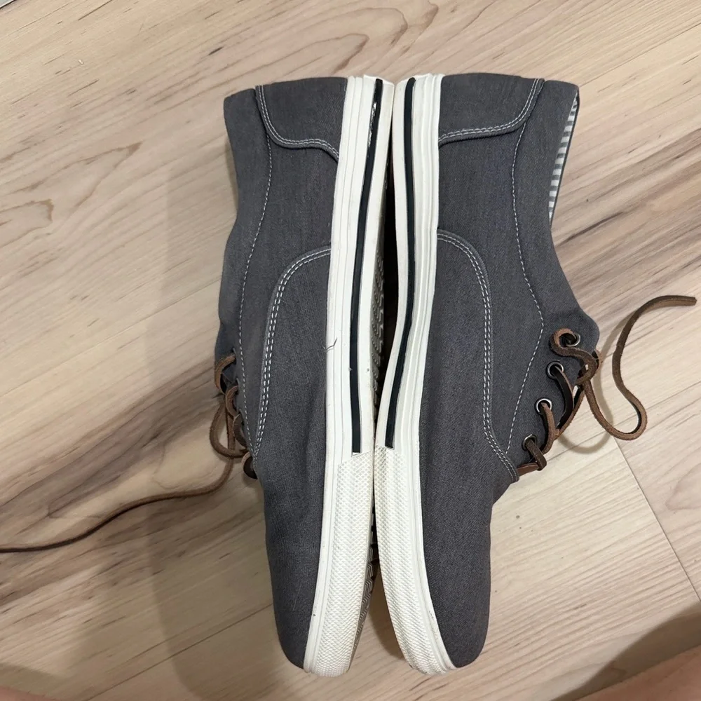 Public opinion men’s gray canvas shoes